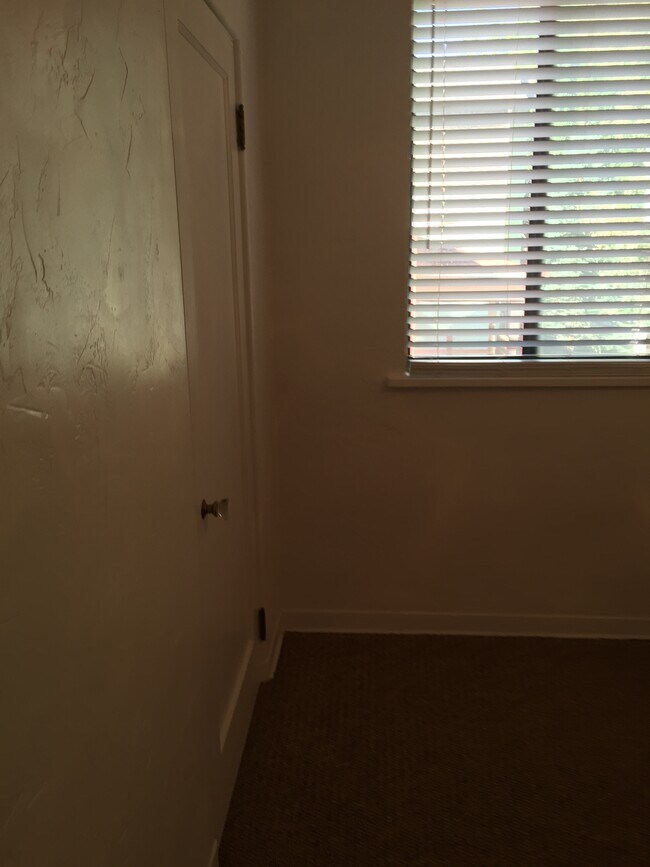 Building Photo - 1064 E 200 S