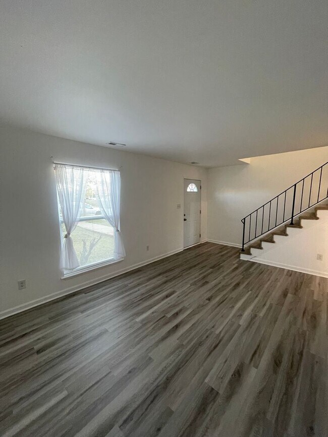 Building Photo - Centrally Located 2BR Townhome – Close to ...