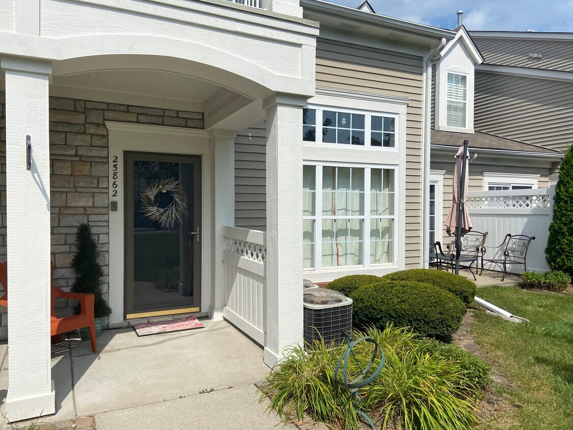 25862 Maritime Cir N Unit 33, Harrison Township, MI 48045 Condo for