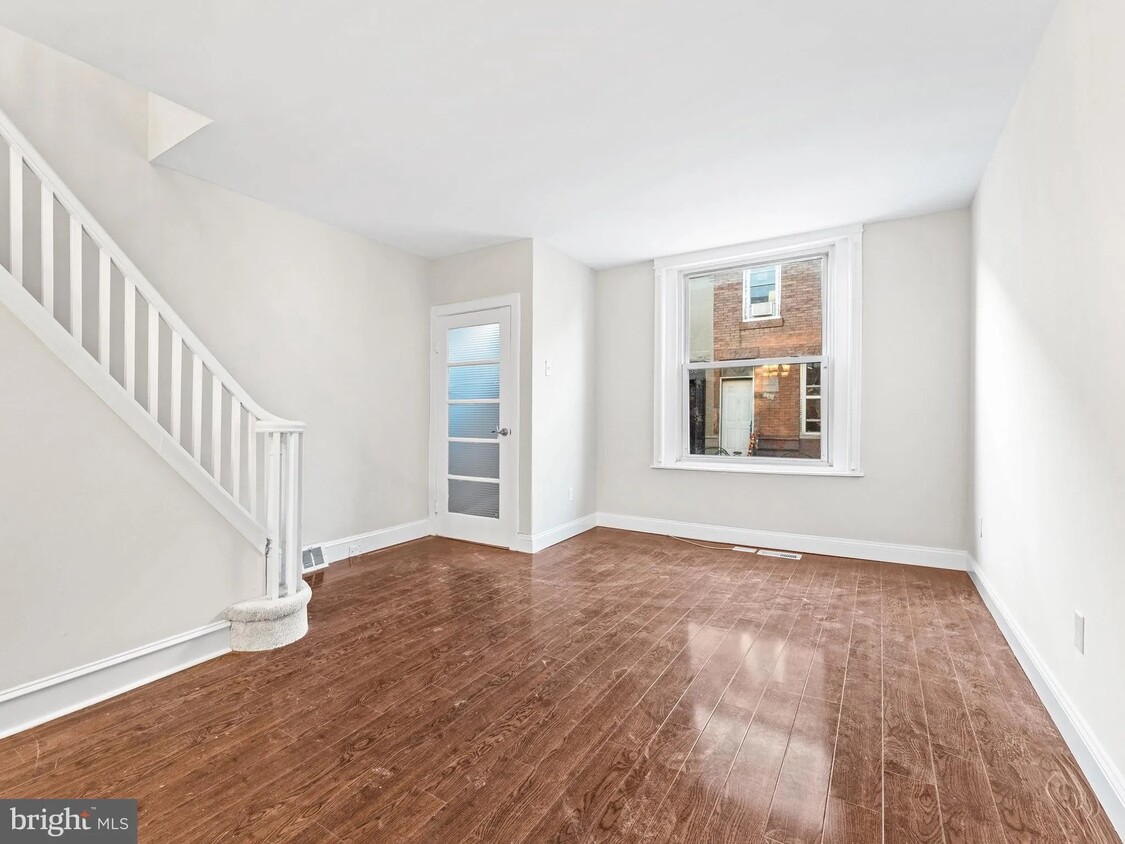 Primary Photo - 2437 S Mildred St