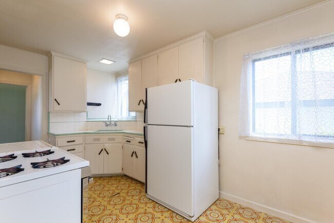 Building Photo - 19 Greenwood Dr