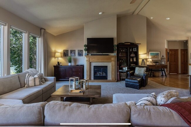 Foto del edificio - $4,500 - 4 Bed / 3 Bath Stunning Single Family Home in South Hill