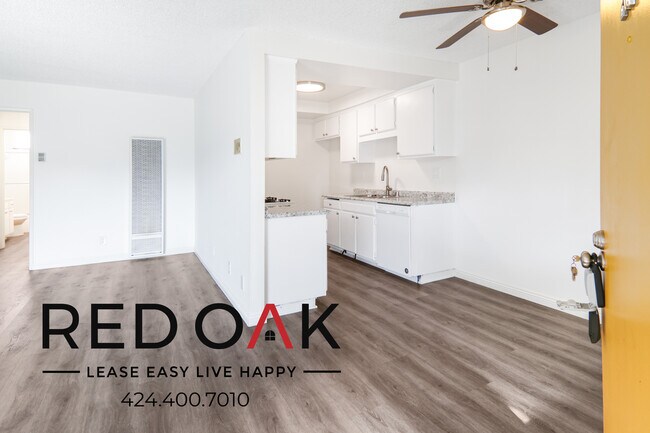 Building Photo - Newly Remodeled, Spacious Top Floor One Be...