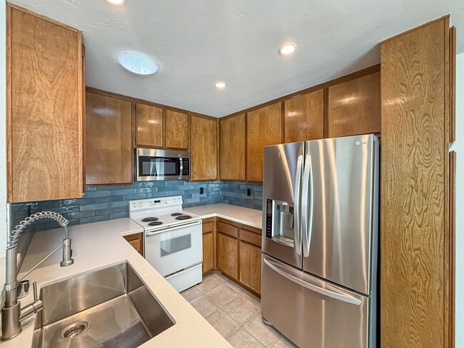 Building Photo - Nice 2B/2BA w/ Private Patio, A/C, Washer/...