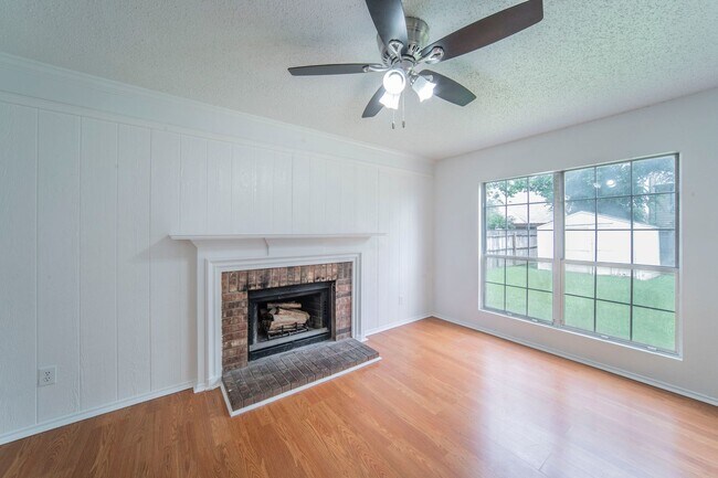 Foto del edificio - Spacious 4-Bedroom Home Across from the Pa...