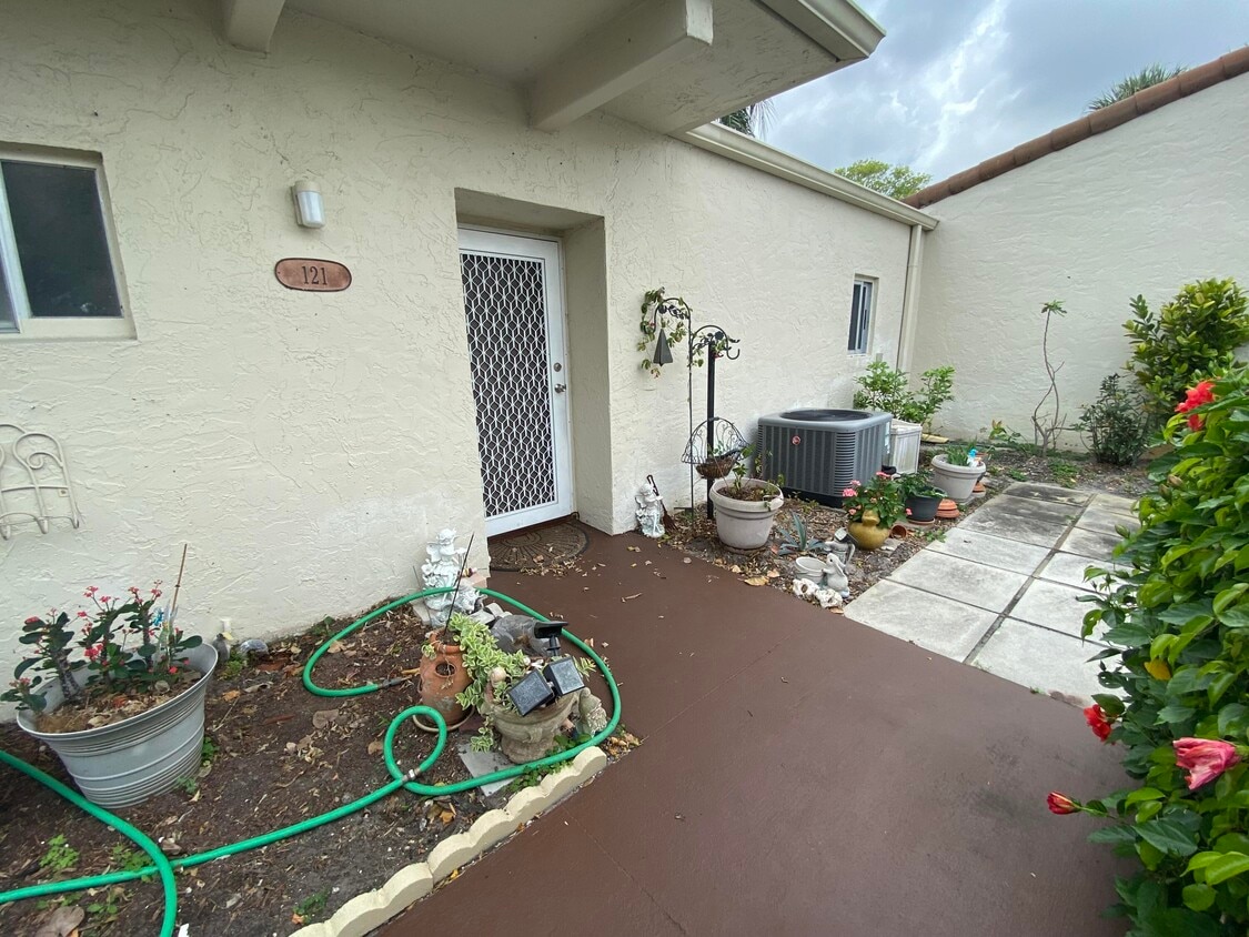 2541 Boundbrook Blvd Unit 121, West Palm Beach, FL 33406 Condo for