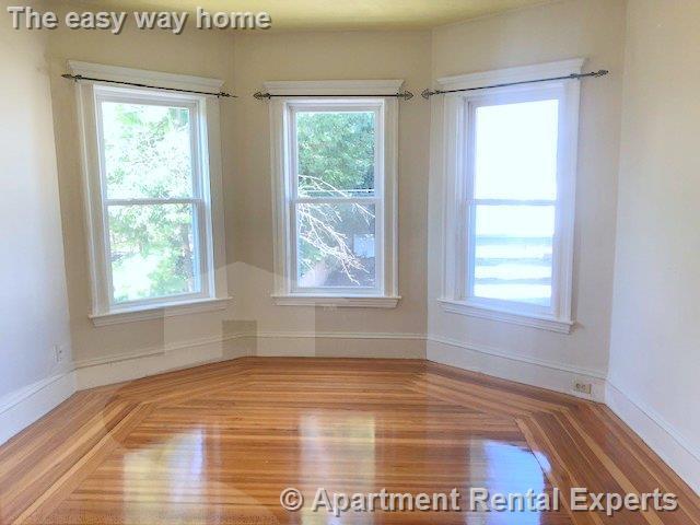 Building Photo - Large, on 2 levels, all New Windows, Parki...