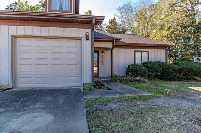 Building Photo - 2 Bedroom, 2 Bathroom townhouse in Willow Run