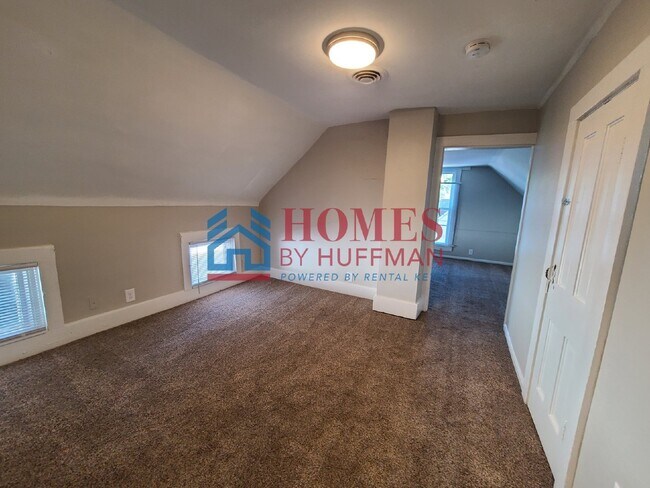 Building Photo - One Bedroom | Westside Duplex | Upstairs Unit