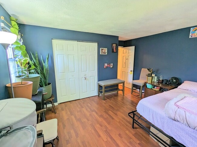 Building Photo - 10 Kenmar Dr