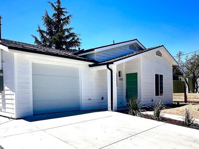 Building Photo - 1675 University Dr