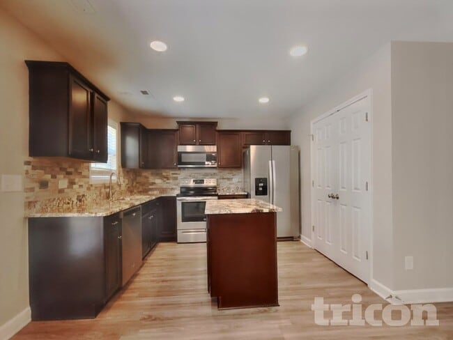Building Photo - 1655 Crestlawn Tl