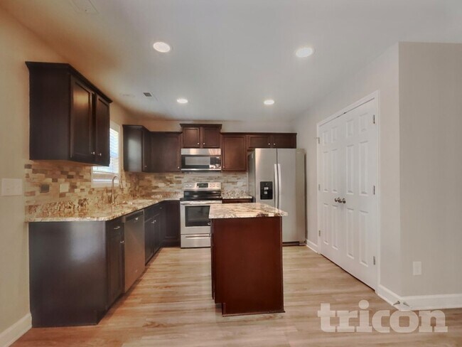 Foto del edificio - 1655 Crestlawn Tl
