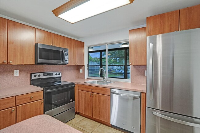 Foto del edificio - 9351 Lime Bay Blvd