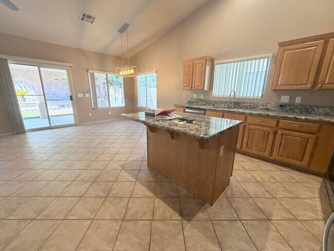 Foto del edificio - Beautiful Single-Story Home with 3-Car Garage & Covered Patio
