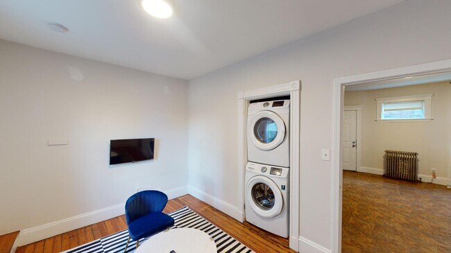 Foto del edificio - 692 Columbia Rd