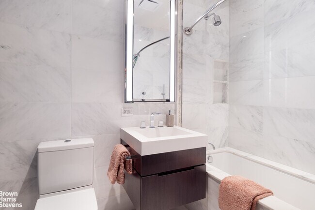 Foto del edificio - STUNNING FURNISHED TWO BEDROOM