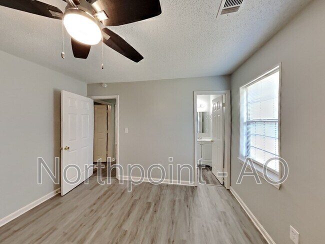 Foto del edificio - 80 Grove Creek Dr