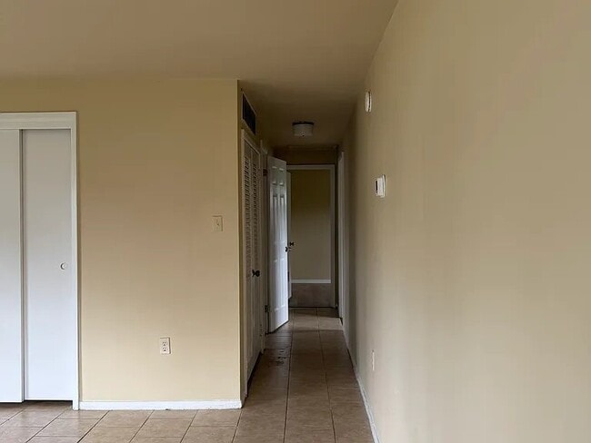 Building Photo - 121 Woodgate Cir