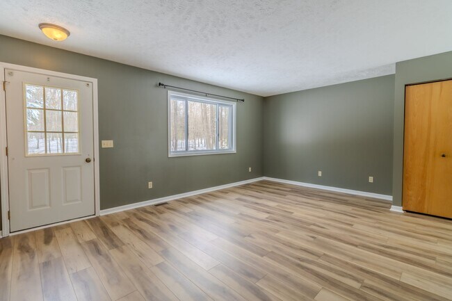 Foto del edificio - Woodsy Retreat in Lake Ann