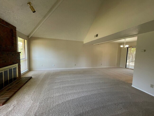 Foto del edificio - Spacious & Bright 3-Bedroom, 2 and 1/2 Bat...