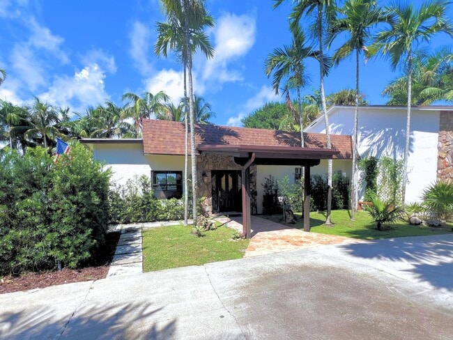 Foto del edificio - 7315 Pine Tree Ln