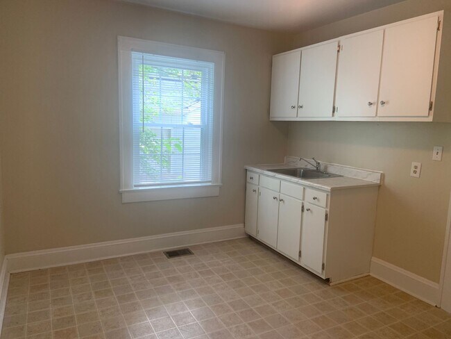 Building Photo - 1 BR Apartment Available in Greensboro