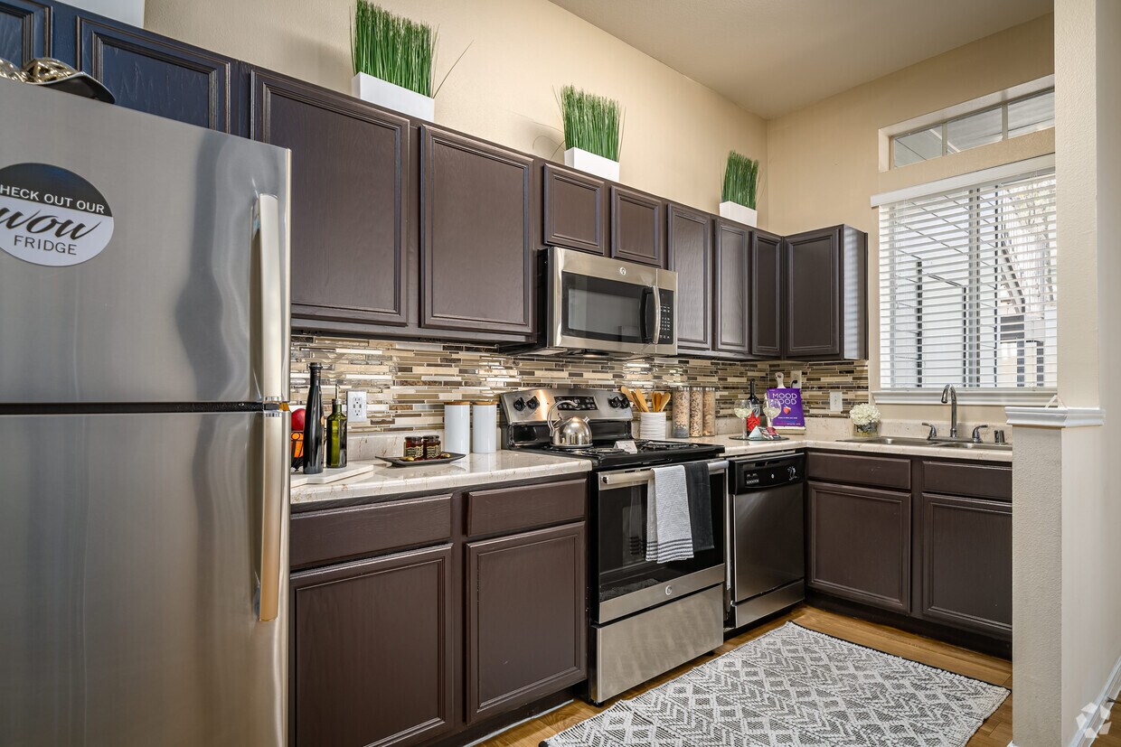 Mallard Creek Apartments in Kingwood, TX