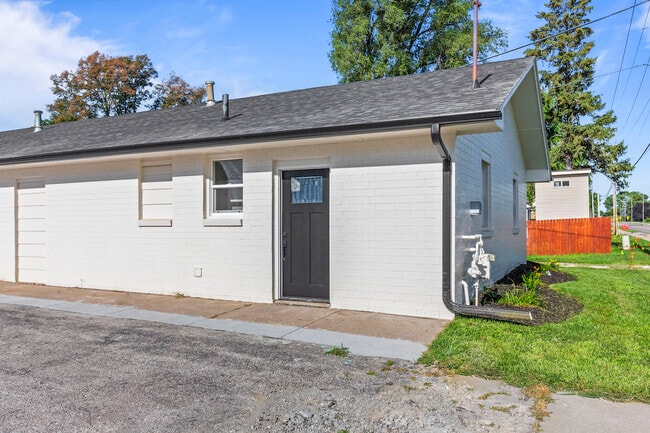Exterior - 425 W Lincoln St