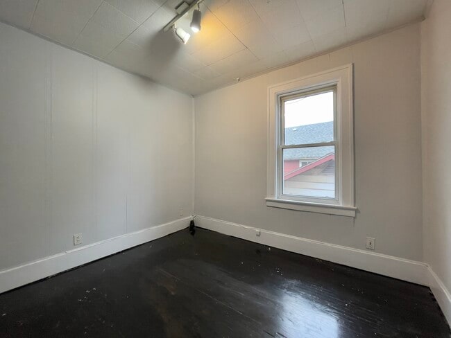Building Photo - Spacious 3-bedroom upper-level apartment a...