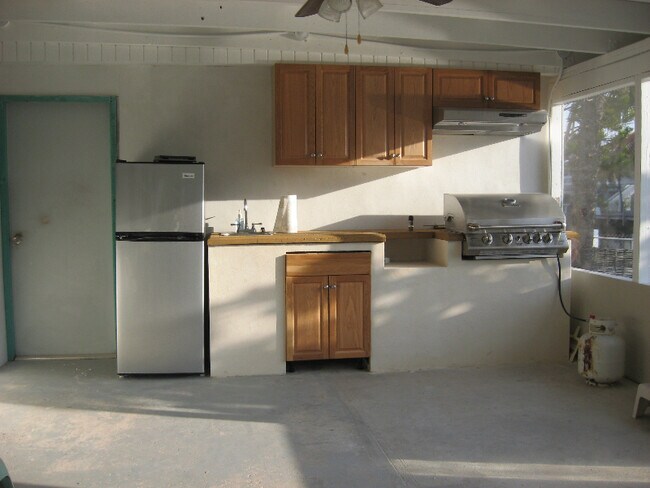 Building Photo - 183 E Cahill Ct
