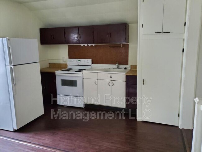 Foto del edificio - 327 W Main St