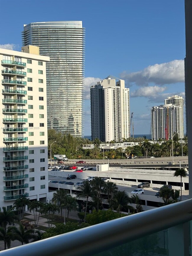 Foto del edificio - 19390 Collins Ave
