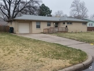 Building Photo - 2440 N Riverlawn Dr