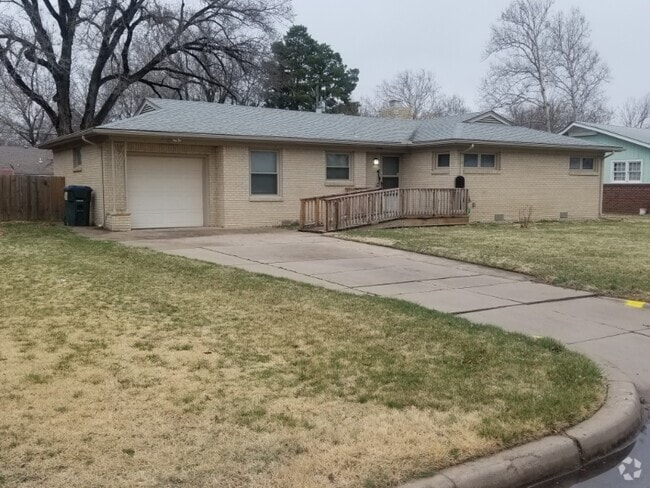 Building Photo - 2440 N Riverlawn Dr