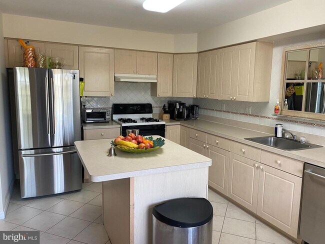 Building Photo - 202 Oaktree Ct