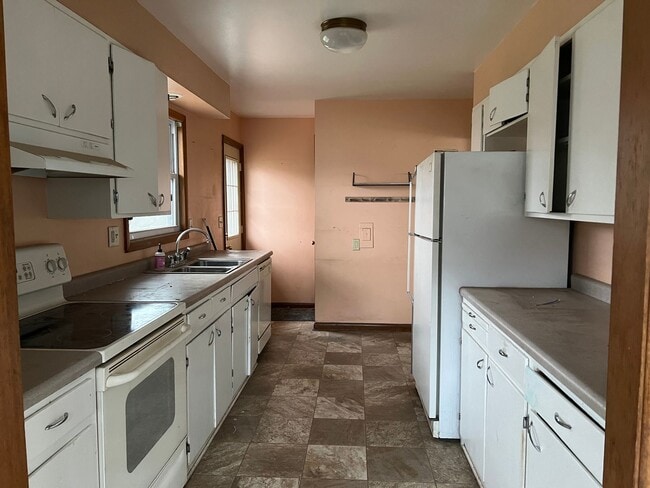 Photo - 3 bedroom 1.5 Bathroom with a Large Backya... House