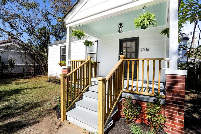 Inviting front porch and off-street parking/driveway - 2016 Hawthorne St