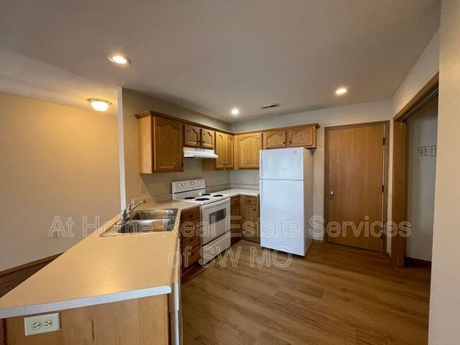 Building Photo - 1117 S Clifton Ave