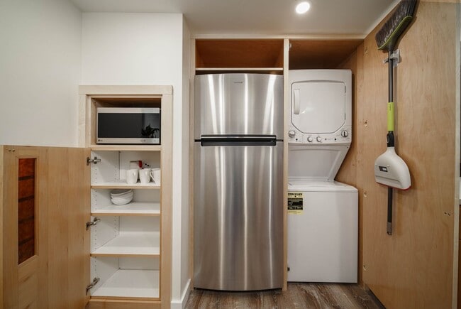 Building Photo - R0441