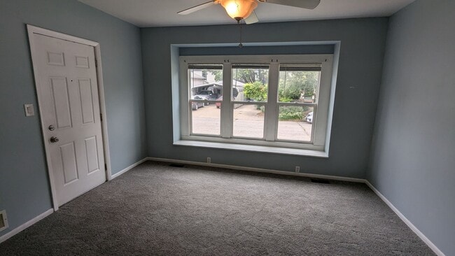 Building Photo - Clean as a button!