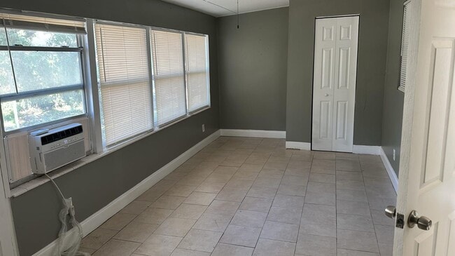 Photo - Move-In Ready 4 bedrooms 2 bathrooms prope... House