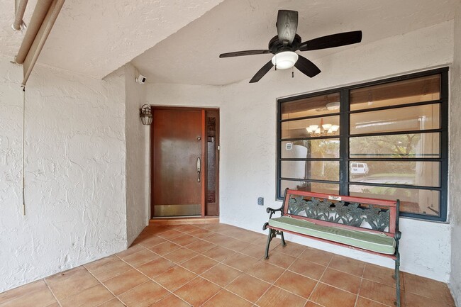 Foto del edificio - Beautiful 3-Bed, 3-Bath Townhouse with Pri...