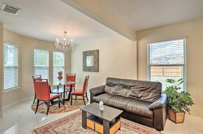 Building Photo - 1008 N Creek Blvd