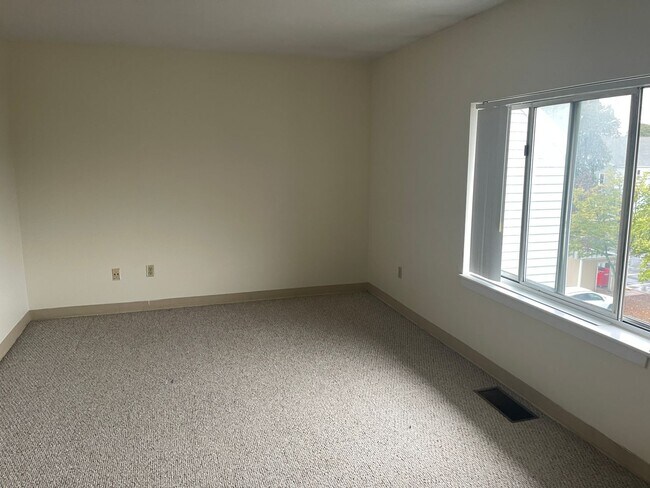 Building Photo - DUPLEX TOWN HOUSE W 2 PORCHES , DECK, POOL, LAUNDRY IN UNIT CENTRAL AC Have a look!!!