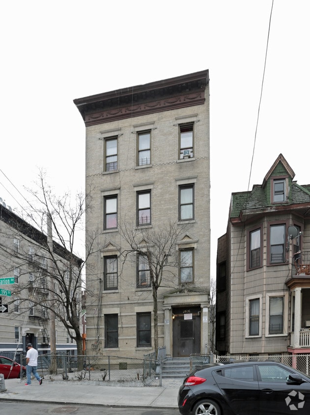 Primary Photo - 2676 Marion Ave