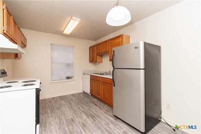 Foto del edificio - 1703 Cedarhill Dr