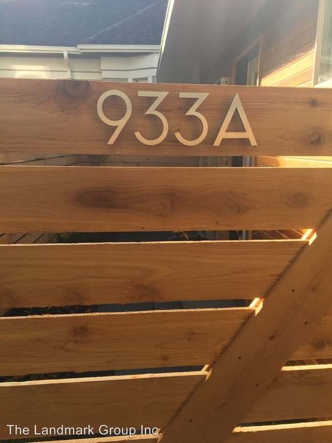 Building Photo - 933 13th Ave