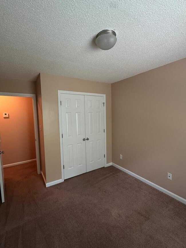 Building Photo - Move-in ready townhome in East Point/Colle...