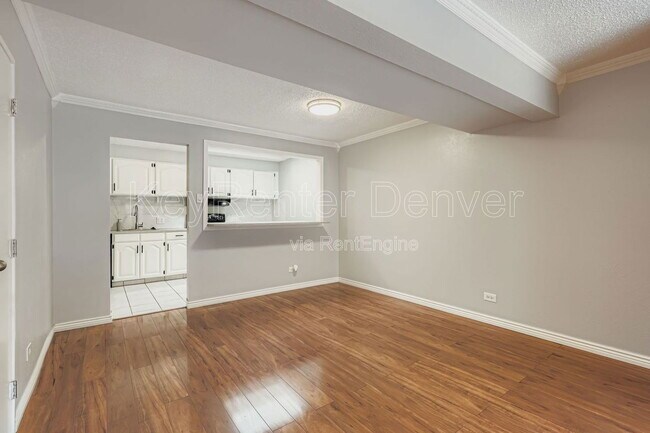 Foto del edificio - 6468 E Bates Ave